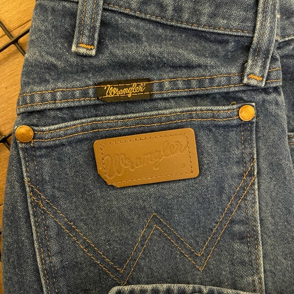 Wrangler Jeans 29x32, good condition has some wear on the wrangler label - Picture 2 of 3
